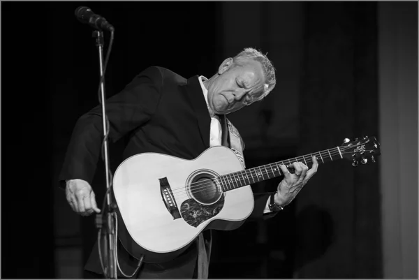 Famous guitar player Tommy Emmanuel playing on a concert in Moscow April 8, 2014, Russia. Photo taken on: April 08th, 2014 — Stock Photo, Image