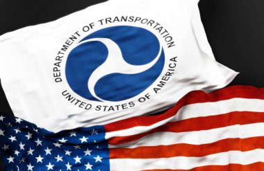 Birleşik Devletler Ulaştırma Bakanlığı bayraklarıyla birlikte Amerika Birleşik Devletleri bayrağı da aralarındaki bağlantıyı simgeliyor.