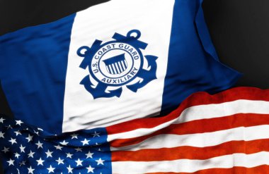 Birleşik Devletler Sahil Güvenlik 'in bayrağı ve Amerika Birleşik Devletleri bayrağı aralarındaki bağlantıyı simgeliyor.