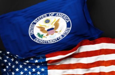 ABD Dışişleri Bakanlığı bayraklarıyla birlikte Amerika Birleşik Devletleri bayrağı da aralarındaki bağlantıyı simgeliyor.