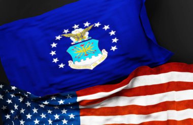 Birleşik Devletler Hava Kuvvetleri bayrağı ve Amerika Birleşik Devletleri bayrağı aralarındaki bağlantıyı simgeliyor.