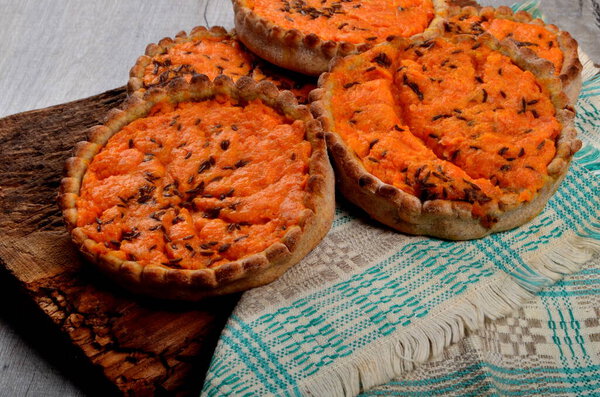 Традиционная латвийская морковь в sklandrausis. Латвийский десерт в Sklandrausis с морковью и ржаным тестом