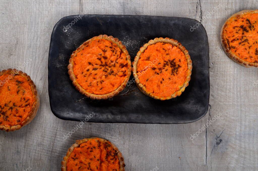 Zanahoria tradicional letona en la sklandrausis. Postre letón en