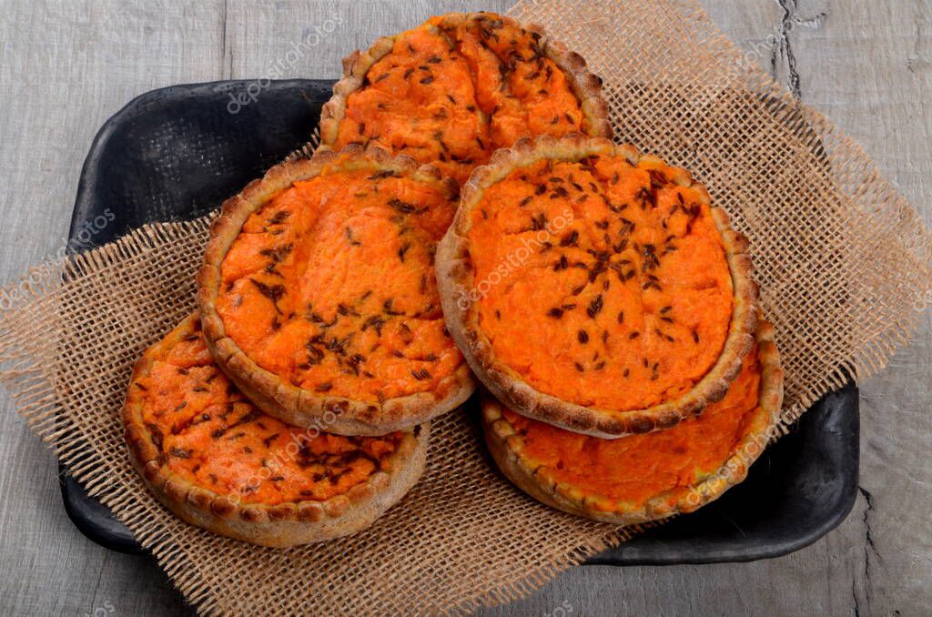 Zanahoria tradicional letona en la sklandrausis. Postre letón en