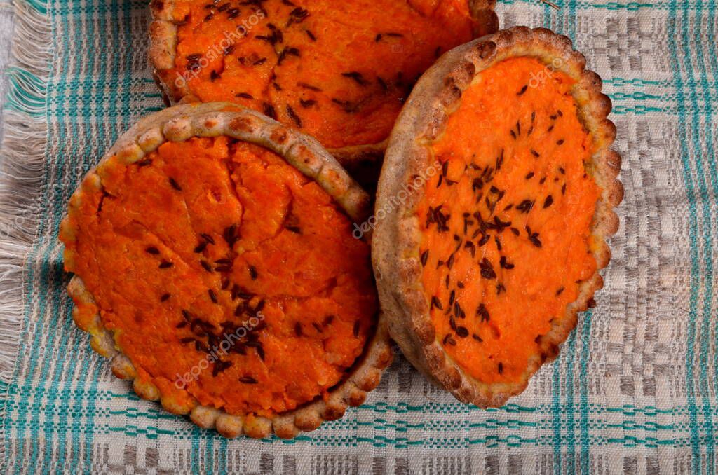 Zanahoria tradicional letona en la sklandrausis. Postre letón en