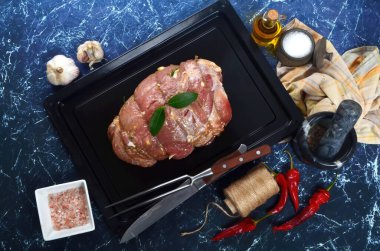 Pişirme tavasında çiğ et, koyu taş arka plan, üst manzara. Kızartma için malzemeler