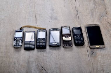 Riga, Letonya - 29 Ekim 2020: Gri panodaki eski cep telefonu grubu