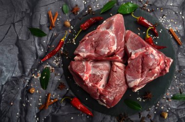 Siyah taş arka planda baharatlı taze çiğ koyun eti. Büyük parça shmeat fileto ya da fileto yakın çekim