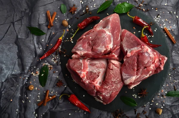 Carne Fresca Cruda Montone Isolata Fondo Pietra Nera Con Spezie — Foto Stock