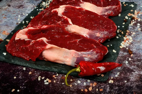 Carne Cruda Con Coltello Forchetta Arrosto Bistecca Manzo Sfondo Rustico — Foto Stock