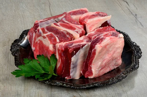 Raw Meat Ribs Black Silver Plate Gray Wooden Background Raw — Stock Photo, Image