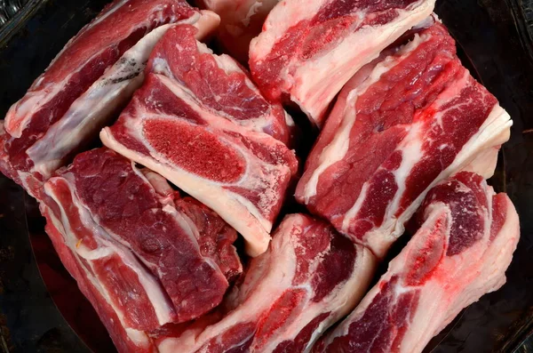 Costelas Carne Crua Uma Placa Prata Preta Fundo Madeira Cinza — Fotografia de Stock