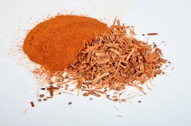 Beyaz arka planda Catuaba kabuğu ve catuaba tozu. Catuaba ağaç kabuğundan doğal bitki çayı, Brasilia 'dan doğal afrodizyak.