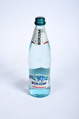 Riga, Letonya 24 Kasım 2020: Beyaz arka planda izole edilmiş cam şişe Borjomi köpüklü popüler su.
