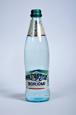 Riga, Letonya 24 Kasım 2020: Beyaz arka planda izole edilmiş cam şişe Borjomi köpüklü popüler su.