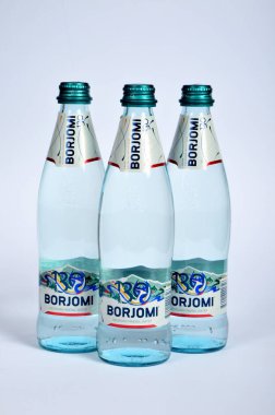 Riga, Letonya 24 Kasım 2020: Beyaz arka planda izole edilmiş cam şişe Borjomi köpüklü popüler su.