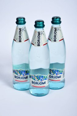 Riga, Letonya 24 Kasım 2020: Beyaz arka planda izole edilmiş cam şişe Borjomi köpüklü popüler su.