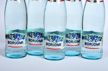 Riga, Letonya 24 Kasım 2020: Beyaz arka planda izole edilmiş cam şişe Borjomi köpüklü popüler su.