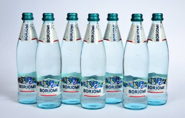 Riga, Letonya 24 Kasım 2020: Beyaz arka planda izole edilmiş cam şişe Borjomi köpüklü popüler su.