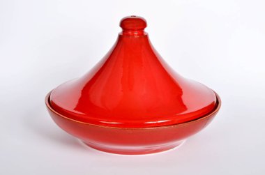 Geleneksel Fas kırmızı tavernası. Kırmızı Tajine Çömleği beyaza izole edildi