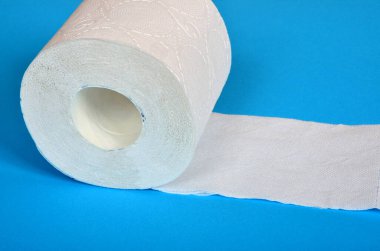 Mavi arka planda bir rulo tuvalet kağıdı