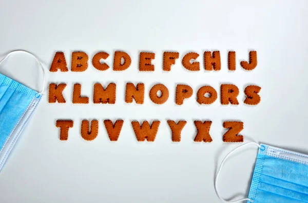 学校用品 面具和白色背景的姜饼圣诞字母表 姜饼字母表字母 — 图库照片