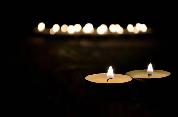 Molte Piccole Candele Natale Che Bruciano Buio Profondità Campo Ridotta — Foto Stock