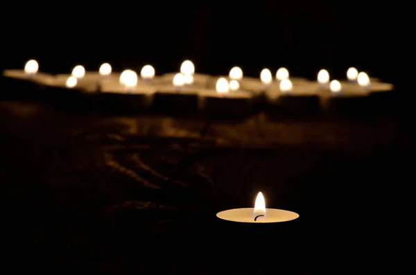 Muchas Velas Pequeñas Navidad Ardiendo Oscuridad Profundidad Superficial Del Campo — Foto de Stock