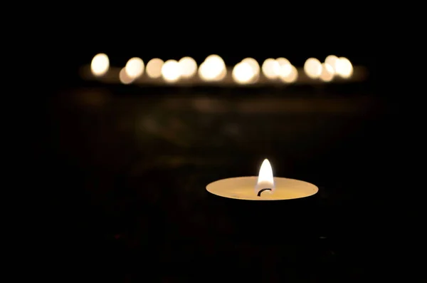 Muchas Velas Pequeñas Navidad Ardiendo Oscuridad Profundidad Superficial Del Campo — Foto de Stock