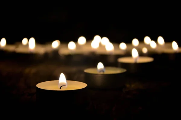 许多小圣诞蜡烛在黑暗中燃烧 实地深度浅 有选择的重点 — 图库照片