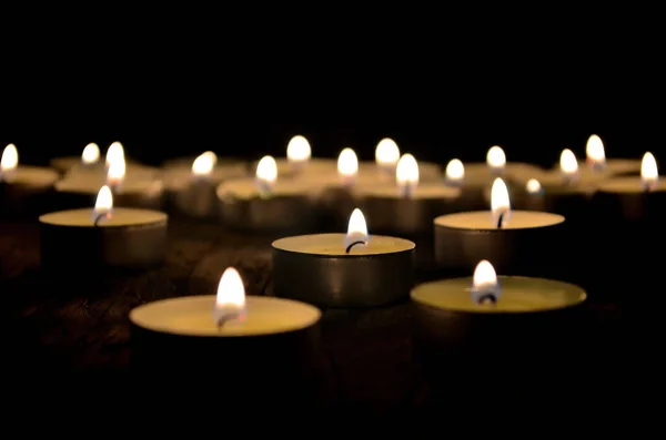 许多小圣诞蜡烛在黑暗中燃烧 实地深度浅 有选择的重点 — 图库照片