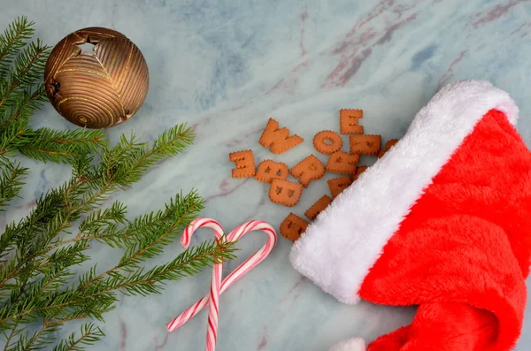 Perník Dopisy Cookies Červené Santa Klobouky Vánoční Ozdoby Světlé Kamenné — Stock fotografie