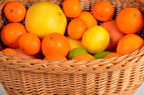 ホワイトボード上のウィッカーバスケットの様々な柑橘類 — ストック写真