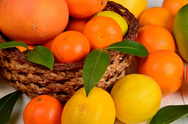 Különböző Citrusfélék Fonott Kosárban Fehér Táblán — Stock Fotó