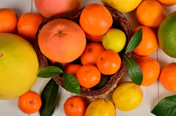 Olika Citrusfrukter Korg Vit Bräda — Stockfoto