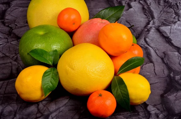 黒石の背景に様々な柑橘類 柑橘類 — ストック写真