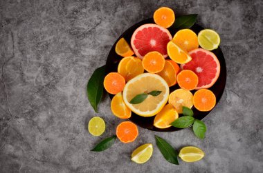 Tabakta turunçgil, çeşitli narenciye meyveleri beton arka planda turunçgil, kopyalama alanı.