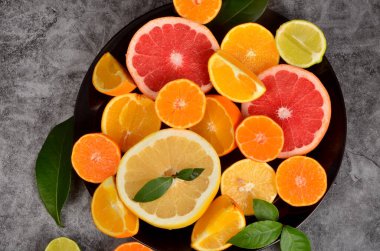 Tabakta turunçgil, çeşitli narenciye meyveleri beton arka planda turunçgil, kopyalama alanı.