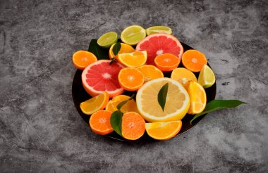 Tabakta turunçgil, çeşitli narenciye meyveleri beton arka planda turunçgil, kopyalama alanı.