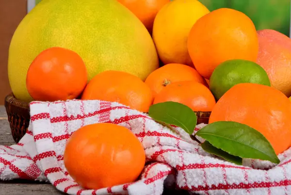 Olika Citrusfrukter Korg Träbakgrund Dekoration Med Röd Och Vit Handduk — Stockfoto