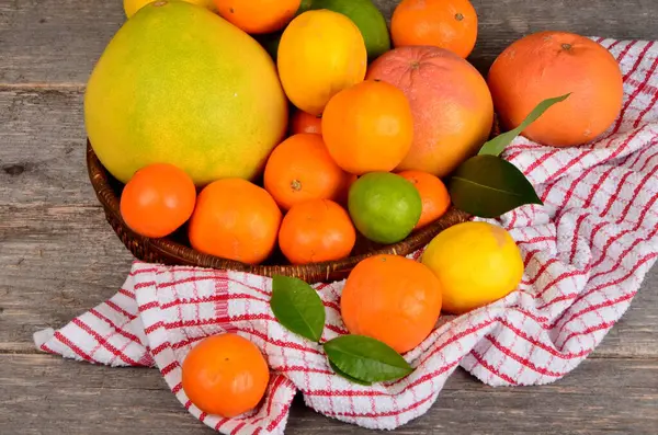 Frutos Cítricos Diferentes Uma Cesta Fundo Madeira Decoração Com Toalha — Fotografia de Stock