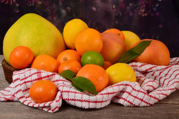 Olika Citrusfrukter Korg Träbakgrund Dekoration Med Röd Och Vit Handduk — Stockfoto