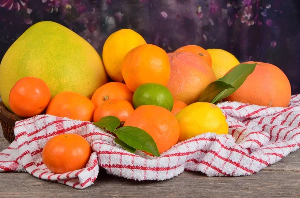 Olika Citrusfrukter Korg Träbakgrund Dekoration Med Röd Och Vit Handduk — Stockfoto