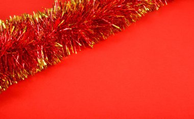 Kırmızı arka plan, altın ve kırmızı Noel çelengi ve küçük yıldızlar. Noel arkaplanı, kopyalama alanı, Noel süslemeleri