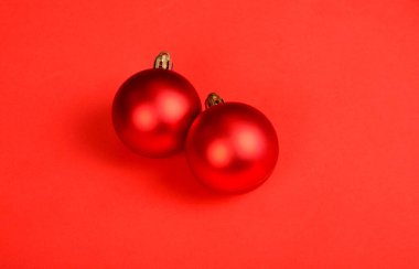 Kırmızı arkaplan ve kırmızı Noel topları. Noel arkaplanı, kopyalama alanı