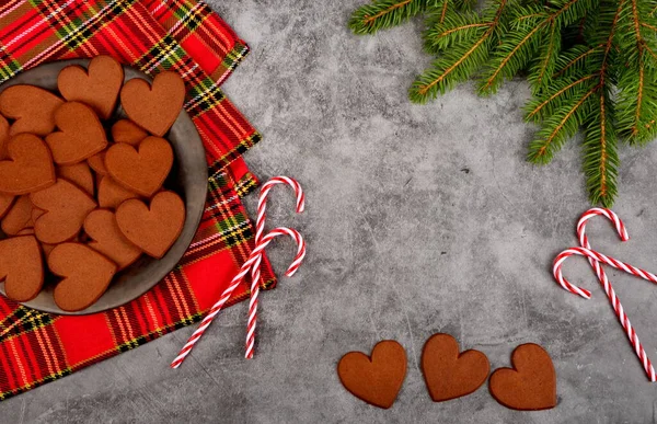 Cuore Pan Zenzero Piatto Argilla Nera Decorazioni Natalizie Sfondo Muro — Foto Stock