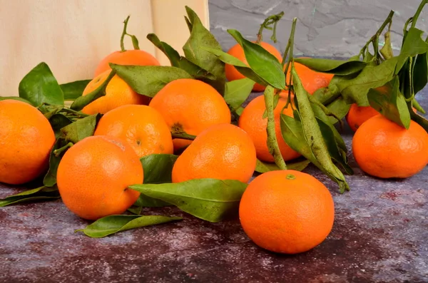 Mandarim Fresco Clementina Tangerina Com Folhas Verdes Fundo Superfície Enferrujado — Fotografia de Stock