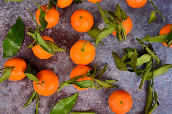 Mandarine Fraîche Clémentine Mandarine Aux Feuilles Vertes Sur Fond Rouillé — Photo