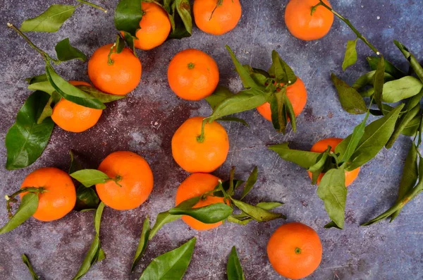 Mandarine Fraîche Clémentine Mandarine Aux Feuilles Vertes Sur Fond Rouillé — Photo