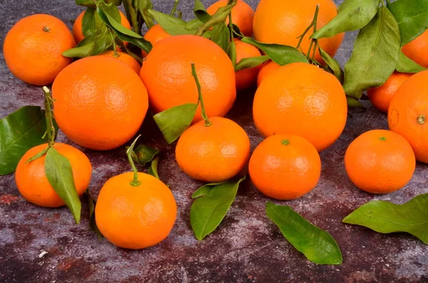 Mandarino Fresco Clementina Mandarino Con Foglie Verdi Fondo Arrugginito — Foto Stock